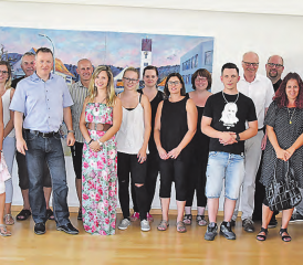 Ein Zeichen für Gemeinschaftssinn: Der Gemeinderat in corpore und das Gemeindepersonal ehrten den Unterkulmer Gemeindeschreiber Beat Baumann (vordere Reihe, 3. v.li.) anlässlich seines 25-Jahr-Arbeitsjubiläums . (Bild: Te.)