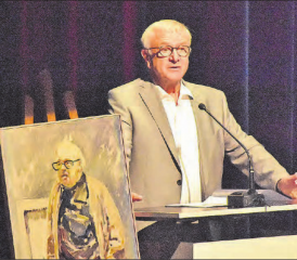 Martin Heiz, Präsident des Vereins «Freunde des Werks von Kurt Hediger», begrüsste zur Gedenkfeier im Saalbau, neben ihm ein Porträt von Friedrich Dürrenmatt.
