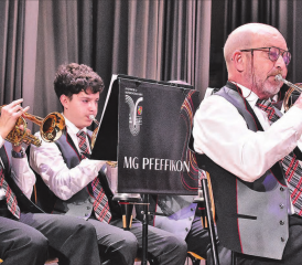 Die Musikgesellschaft Pfeffikon verzauberte ihr Publikum mit traumhaften Melodien, bekannten Ohrwürmern und beschwingten Rhythmen, allesamt aus der Disney-Traumfabrik. (Bilder: hg.)