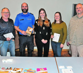 Orientierten Eltern zum Thema «Medikamenten- und Mischkonsum»: Sämi Minder (Schulsozialarbeit Schöftland), Marco Kunz (Gruppenchef Prävention der Regionalpolizei), Referentin Linda Abegg (Suchtprävention Kanton Aargau), Céline Wick (Schulsozialarbeit Schöftland) und Gesamtschulleiter Dino Carpanetti. v. l. (Bild: aw.)