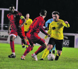 Auch Albert Marku (r.) konnte gegen die hohe Niederlage im Cup nichts ausrichten – hier im Zweikampf mit den Schönenwerdern Fabio Lo Priore (7) und Stephane Malundama. (Bild: Otto Lüscher)