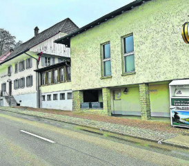 Für ein barrierefreies Ein- und Aussteigen: Vor dem Restaurant «Bären» in Reitnau entsteht eine neue Haltekante. (Bild: Frrok Boqaj)