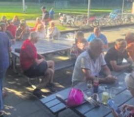 Die Seniorinnen und Senioren der freiwilligen Feuerwehr Seniorenvereinigung Oberentfelden genossen den sportlichen Anlass bei bestem Wetter und guten Gesprächen. (Bild: zVg.)