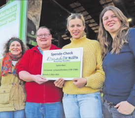 «Ich habe nur meine Pflicht getan.» Stefan Merz will nicht als Held gefeiert werden – Olivia Bertschi (r.) und ihre Schwester Karin wollten ihre Dankbarkeit dennoch zeigen. Ganz links Mama Katharina Merz. (Bild: rc.)