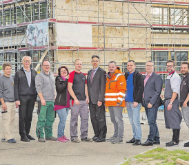 Das Organisationskomitee der MUGA auf der Baustelle, die 2020 zum Festplatz wird. Marco Brivio (4. v.l.) sagt: «Ich werde tatkräftig von tollen Teams unterstützt, ich bin sehr gerne Gwärbler in Muhen.» (Bild: zVg.)