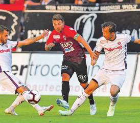 Aus dem Weg! Gianluca Frontino setzt sich gegen zwei Servettiens durch. Trotz grossem Einsatz und Kampfbereitschaft gelang es auch ihm nicht, den Ball im gegnerischen Tor unterzubringen. (Bild: Sarah Rölli)