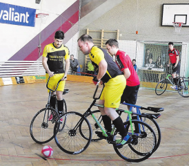 Die Schöftler 2. Liga-Mannschaft Jimmy Schenk (links) und Fabian Baumann im gelben Dress gegen Möhlin. (Bild: Peter Villiger)