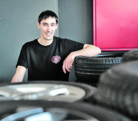 Hier ist ein engagierter und erfahrener Mann am Werk: Stephan «Vogi» Von Gunten ist bereit für interessante Reifengespräche. (Bild: rc.)