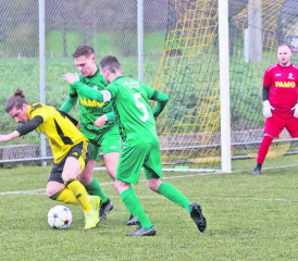 Den Ball gut verteidigt ist schon halb gewonnen: Die Gränicher Defensive hielt gegen die Gontenschwiler Stürmer besser dicht als umgekehrt. (Bild: Roland Jaus)