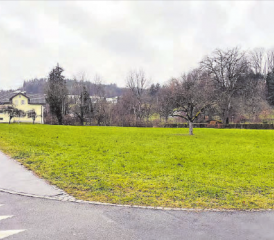 Grundstück in Gontenschwil: Nachdem der Baurechtsvertrag unterzeichnet ist, wird hier eine der Ersatzneubauten der Stiftung Schürmatt entstehen. (Bild: mars.)