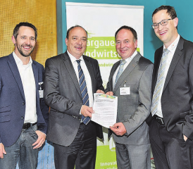 Die Resolution «Bewässerungsmöglichkeiten sicherstellen» wird an Regierungsrat Markus Dieth überreicht (v.l.): Ralf Bucher, Markus Dieth, Alois Huber, Christoph Hagenbuch). (Bild: zVg.)