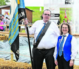 Anerkennung für jahrelangen Einsatz für die Blasmusik: Monika Kaspar wurde zur eidgenössischen Veteranin geehrt. (Bild: zVg.)