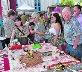 Verziert mit Baumaschinen und Fahrzeugen eines bekannten Spielzeugherstellers: Der heimliche Star des Jubiläums war die 120 Kilogramm wiegende Jubiläumstorte. (Bild: aw.)