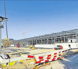 Die Kaltband AG in Reinach wächst: 131 Meter lang, 102 Meter breit und bis zu 16 Meter hoch, so die Eckdaten der neuen Produktions- und Lagerhalle, in der auch neue Arbeitsplätze entstehen. (Bilder: mars.)