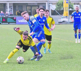 Der FC Gränichen kommt ins Straucheln: Dominik Trost wird von den Gästen aus Rupperswil zu Boden gearbeitet.