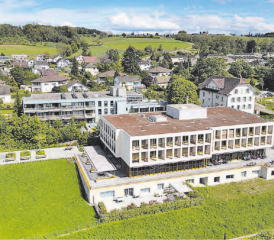 Um die drei Häuser der Falkenstein Asana AG verläuft ein rollstuhlgängiger Weg, welcher an der Wohlfühloase mit Bachlauf vorbeiführt.