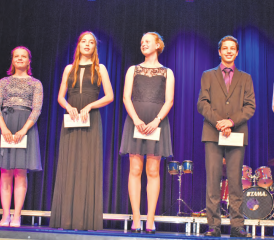 Wurden für herausragende Leistungen ausgezeichnet: (v.l.n.r.) Sira Woodtli, Célina Merz, Giulia Berner und Flurina Eichenberger (alle Note 5,2); Patrick Gutherz und Larissa Meister (5,3); Zama Tschäni (5,4).