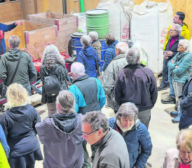 Beeindruckend: Betriebsleiter Kurt Brunner (links hinten) zeigt in der ehemaligen Tabakscheune, wie die gesamtheitliche Verwertung des Getreides erfolgt. (Bild: Heinz Urben)