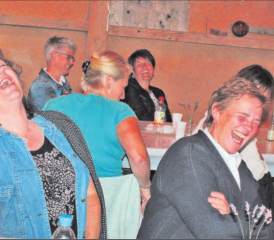 Herzhaft lachen konnten die Gäste beim Prosecco-Klatsch «Musig i de Schür». (Bilder: grh)