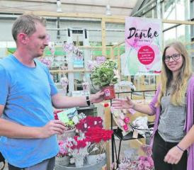 Sag es mit Blumen: Rolf Kohler , Kundenberater im Gartencenter Huplant, übergab am Dankeschön-Tag nicht nur dieser jungen Kundin ein Dankeschön-Geschenk. (Bilder: rc.)