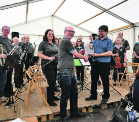 Feierliche Verabschiedung: MGTU-Präsident Thomas Kaspar (vorne) dankt Dirigent Rafal Jastrzebski für zehn erfolgreiche Jahre. (Bild: zVg.)