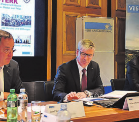 Jahresgewinn 2018 der Neuen Aargauer Bank gegenüber dem Vorjahr leicht gesunken: Josef Meier (VR Päsident), Roland Herrmann (CEO) und Patrick Michelotti (CFO) präsentierten ander Medienkonferenz solide Zahlen. (Bild: mars.)