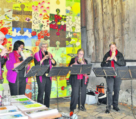 Mit Gämshörnern die Ausstellung «Salvia» beendet: Im Ensemble «Saltarello» übernahm die Künstlerin Christa Hunziker (r.) sogar die Leitung, hier vor dem Herzstück der Ausstellung «Zämesetzi». (Bild: aw.)