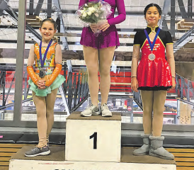 Podest der Inter-Bronze-Kategorie Kimena Huber (l.) vom EC Mitteland erreichte mit hauchdünnen 0.03 Punkten Rückstand den zweiten Rang. (Bild: zVg.)