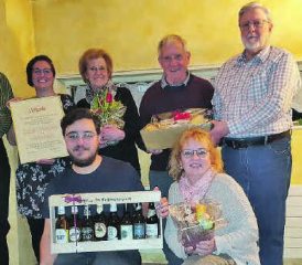 Die geehrten Mitglieder des AOOS: (stehend v.l.): Jörg Gurtner, Nadja Bohnenblust, Ursula Rösch, Peter Nyffeler und Bernhard Bürki. Kniend: Dominik Siegenthaler und Brigitte Siegenthaler. (Bild: zVg.)