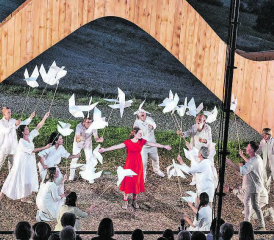 Neben einfachen Requisiten lag der Fokus um so mehr auf dem Schauspiel. Das Bühnenbild von Josephine Nachtwei im Lichtdesign von Markus Güdel.