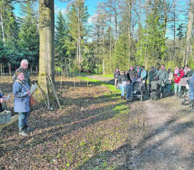 Begrüssen Eltern und Kinder zur traditionellen Baumpflanzaktion: Urs Gsell, Trudi Müller und Dieter Fierz. (Bilder: aw.)