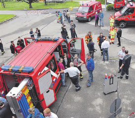 Die Ausstattung des neuen Feuerwehrfahrzeugs begutachten wollte jeder: Von der Terrasse aus hatte man den besten Überblick, das alte Fahrzeug im Hintergrund. (Bilder: aw.)
