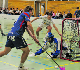 Zeichneten für 4 von 6 Reinacher Treffer verantwortlich: Jens-Jörn Sommerhalder (links) und Jesse Arola (am Ball). (Bild: Roland Jaus)