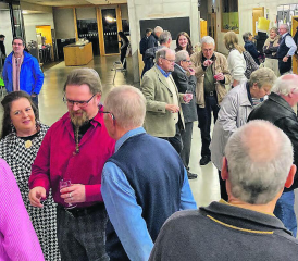 Mit einem Willkommensdrink begrüsst: Rund 70 Mitglieder nahmen an der zweiten Generalversammlung des Vereins Ehemaliger der Bezirksschulen aargauSüd teil. (Bild: zVg.)