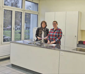 Mittagstisch in der ehemaligen Kochschule des Gontenschwiler Schulhauses Husmatt: Gemeindeammann Renate Gautschy und Schulleiterin Brigitte Gautschi freuen sich, dass diesem Bedürfnis schon ab dem kommenden Jahr entsprochen werden kann. (Bild: mars.)