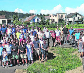 Tolles Eröffnungsfest: Der Pumptrack in Schöftland konnte dank grosszügiger Mithilfe von vielen Sponsoren realisiert werden. Sie freuen sich mit den Initianten über die gelungene Anlage, die vielen Menschen Spass bereitet. (Bild: ran.)