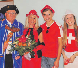 Das Geheimnis ist gelüftet: Zunftmeister Daniel I. Hager mit seiner Frau Cornelia sowie seinen Kindern Melina und Marvin (es fehlt auf dem Bild: Michael).