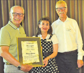 Die Ehrenurkunde ist nur das äussere Zeichen: Heinz Steiner (li.) nahm sie freudenstrahlend aus den Händen von Hannes Rösch und Regula Kiechle entgegen. (Bilder: st.)