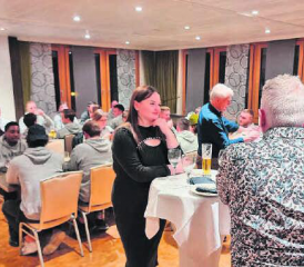 Trotz verpassten Playoffs können die Red Lions Reinach auf eine gelungene Saison zurückblicken: Spieler und Gäste beim Saisonabschluss im Gasthof Bad Schwarzenberg in Gontenschwil. (Bild: zVg.)