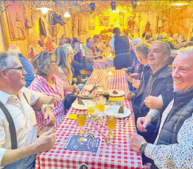 Stimmung: Grosses Schunkeln im Festzelt. (Bilder kho)