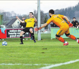 Der Schein trügt: Köllikens Robin Hängärtner gegen den Oftringer Keeper Murat Kücüker zwar in Rücklage, das Derby endete aber 0:0. (Bild: fotojaus.ch)