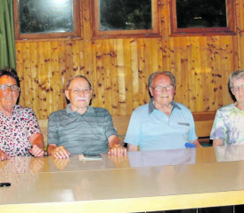 Friedl, Heiri , Turi und Trudi Merz. Die beiden Männer wurden aus dem Vorstand des Ortsbürgervereins verabschiedet. (Bild: ei.)