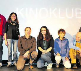 Gemeinsam das Kino wiederbeleben: Ein Teil der Mitglieder des neuen «Kinoklubs» nahm auch an der Erstveranstaltung teil. Gezeigt wurde «Das fliegende Klassenzimmer». 4. u. 5. v.l.: Stefan Jablonski und Nadia Wagner. (Bilder: rc.)