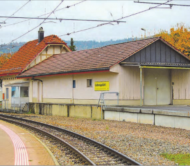Martin Hess erinnert sich, will aber lieber nicht mit auf das Bild: «Im Bahnhofsgebäude in Gontenschwil gab es früher einen Billettschalter und einen warmen Wartesaal» (Bild: Remo Conoci)