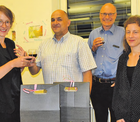 Den Abschied versüsst und mit edlen Tropfen die Leistung verdankt: Julia Imhoof, Reto Löffel, Pfarrer Peter Hediger sowie die Organistin der reformierten Kirche Aarau, Nadia Bacchetta (v.l.) (Bilder: st.)