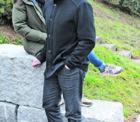 Sie starten gemeinsam ein Experiment in Wort und Bild: Fotografin Elena Hunziker und Autor Markus Kirchhofer erarbeiten Haigas, so nennt sich eine japanische Kunstform. (Bild: grh)