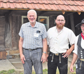 Wecken das Hochstudhaus im Hard aus dem Dornröschenschlaf: Besitzer Kurt Jenni und die Zimmerleute Damian Jungo und Martin Hoffmann (v.l.n.r.). (Bilder: hg.)