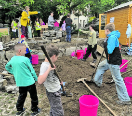 Die Kinder halfen eifrig mit und hatten sichtlich Spass dabei.