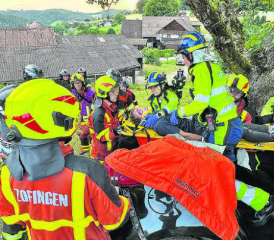Einschliesslich der Feuerwehr waren vier Organisationen an der Übung in Wiliberg beteiligt: Mit vereinten Kräften wurde die auf dem Rettungsbrett fixierte «Unfallverursacherin» geborgen. (Bilder: ran.)
