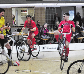 Die Schöftler gegen Altdorf II: Michael Baumann (l.) und Freddy Schenk im roten Dress. (Bild: zVg.)